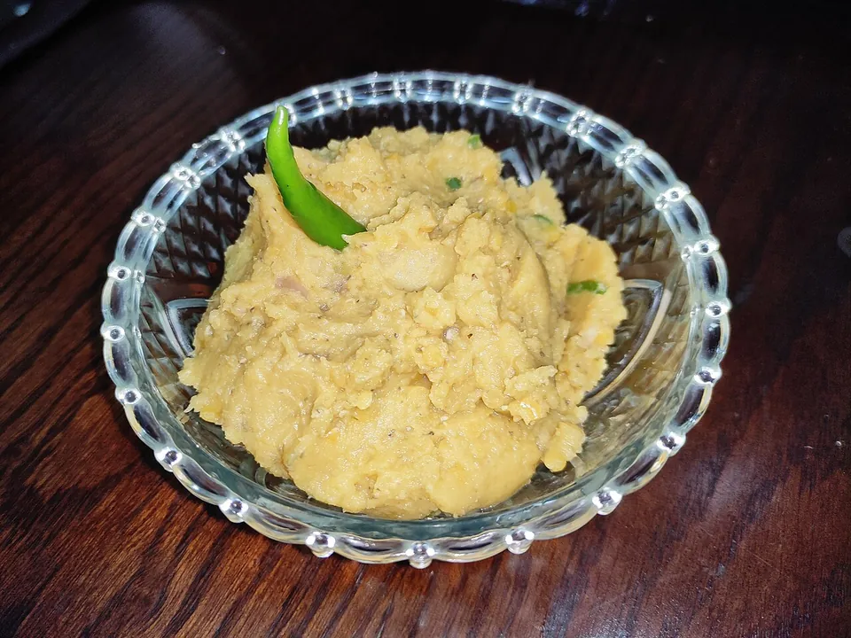 Aloo vorta — Bengali mashed potato with green chili in a glass bowl